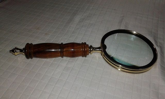 Brass Magnifire Glass Wooden Handle._