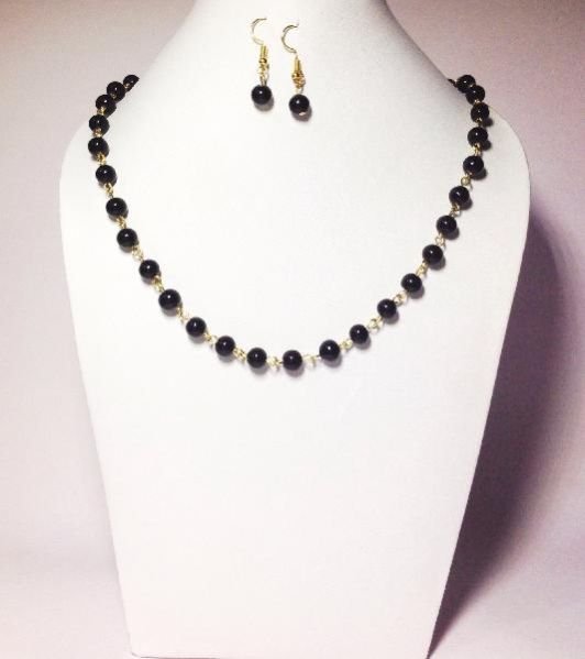 Short Beaded Necklace 02