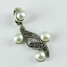 Winsome Leaf Shape Pear Silver Pendant