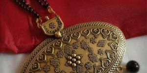 Big Oval Pendant Mangalsutra Set