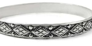 Tempting 925 Sterling Silver Bangle