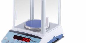 Precision Gold Balance with Glass Windshield