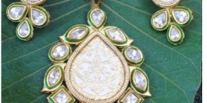Kundan Pendant Set