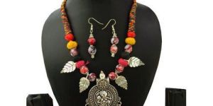 Pendant Threaded Necklace