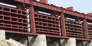 Vertical Lift Dam Gate