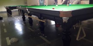 MAA JANKI English Snooker Table with Accessories