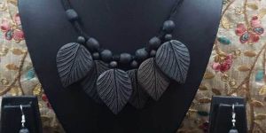 CURATED ORGANIC LEAFY NECKLACE