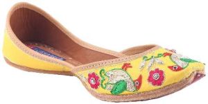 Yellow Embroidered Punjabi Jutti