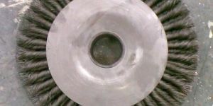 Twist Knotted Circular Brushes