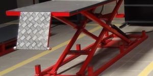 Two Wheeler Hydraulic Lift