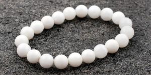 Snow White Quartz Bracelet for Love and Passion 8 Mm Beads Stretchable Bracelet for Reiki Healing and Crystal Semi Precious Gemstone