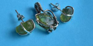 Tiny Peridot Healing Crystal Pendant Set