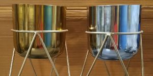 SET OF TWO METAL PLANTERS