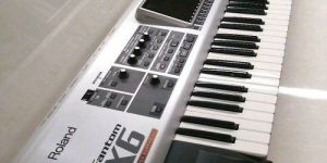 White Plastic Roland Fantom X6 Synthesizer Workstation Keyboard