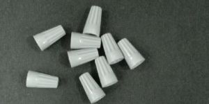 Screw- on wire connector