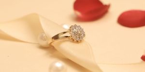 R347 Gold and Diamond Ring