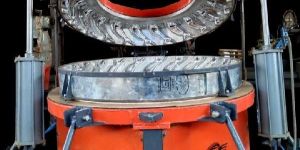 TRACTOR TYRE RETREDING MACHINE