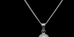 White Diamond Round Shape Pendant Neckless