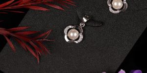 White Pearl Fine Diamond Pendent Set Neckless