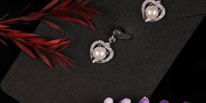 White Pearl Glamorous Diamond Pendent Set
