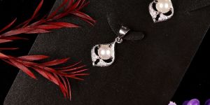 White Pearl Pan Shape Diamond Pendant Set