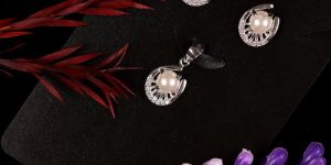 White Pearl Unique Shape Diamond Pendent Set Neckless