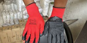 Black Crinkle Latex Coated Red Poly Glove