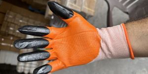 BLACK FINGER STRENGTHEN NITRILE HALF COATED WHITE POLY GLOVE