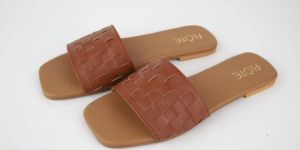 uvs23f09 Flat Sandal