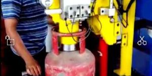 VALVE CHANGE MACHINE FOR FILLED CYLINDER