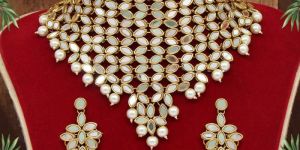 White Kundan Mirror Choker Necklaces Set