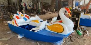 PADDLE BOAT 4 SEAT SWAN
