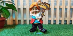 Welcome Gnome Statue