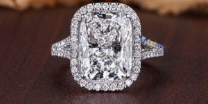 Stunning Cushion & Round Cut Diamond White Gold Ring