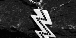 Stylish Flash Pendant with Black Stone