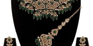 Triangular Elegance Reverse AD Mehandi Plated Choker Necklaces Set