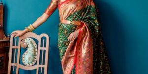 AF831 Ladies Bottle Green Zari Woven Patola Silk Banarasi Saree with Blouse