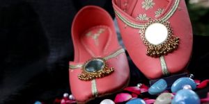 Ladies Ethnic Mirror Work Punjabi Jutti