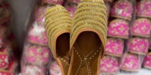 Ladies Golden Punjabi Jutti