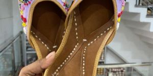 Ladies Multicolor Thread Work Punjabi Jutti