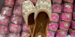 Ladies White Punjabi Jutti