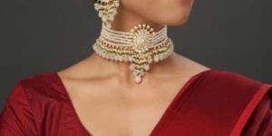 Woman Kundan Pearl Choker Necklace Set