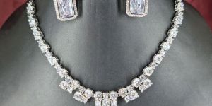 ZIRCON STONE SILVER-PLATED BRASS NECKLACE AND EARRINGS SET