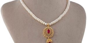 Women Pearl Elegance Sparkle Necklace Set