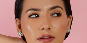 Women MINT GREEN STONE FLOWER STUDS