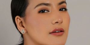 Women MINT GREEN STONE STUDS