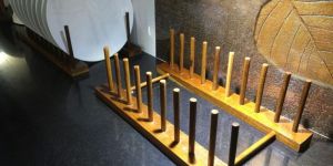 TEAKWOOD PLATE STAND (COMMA)