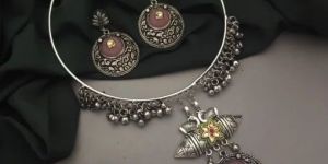 Women Pink Ethnic Hasli Necklace & Earring Set