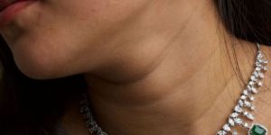 Women Emerald Diamond Necklace Set