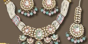 Women Pastel Elegance Kundan Necklace Set